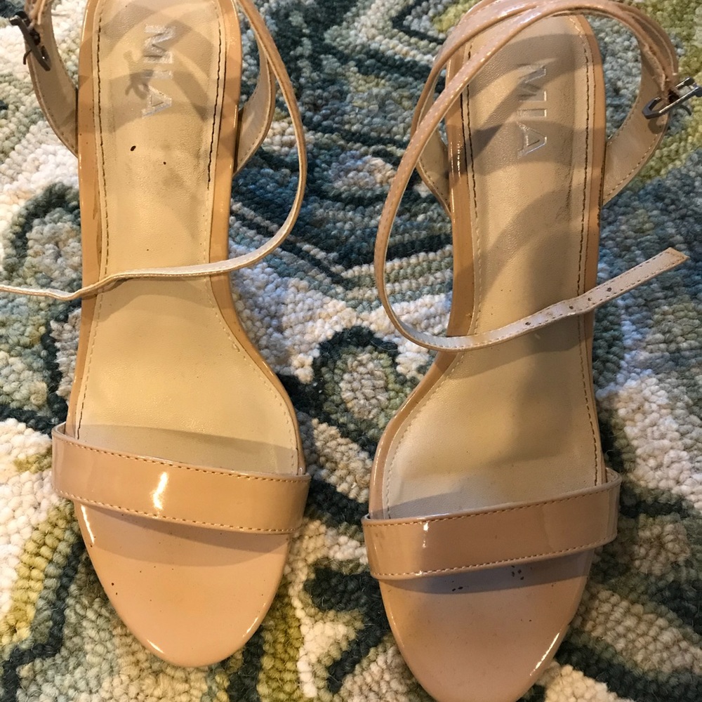 Fan strappy heels!
